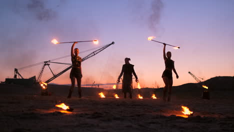 Feuershow.-Eine-Gruppe-Professioneller-Künstler-Führt-Verschiedene-Feuershows-Vor.-Jungen-Und-Mädchen-Führten-Nachts-Auf-Der-Straße-Im-Park-Tänze-Mit-Feuer-Auf.